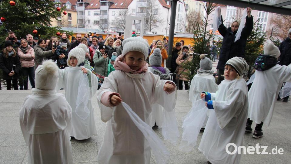 Kinder des BRK-Kinderhauses &quot;Tonwerker&quot; präsentierten den &quot;Schneeflockentanz&quot;. Bild: kro