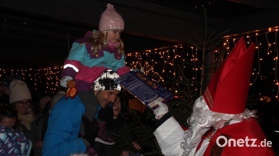 Der absolute Höhepunkt für die Kinder: Der Nikolaus verteilt Geschenke. Bild: kro