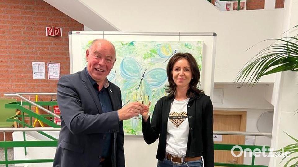 Manuela Christina Kölbl bei der Eröffnung ihrer Vernissage mit Bürgermeister Roland Strehl. Bild: e