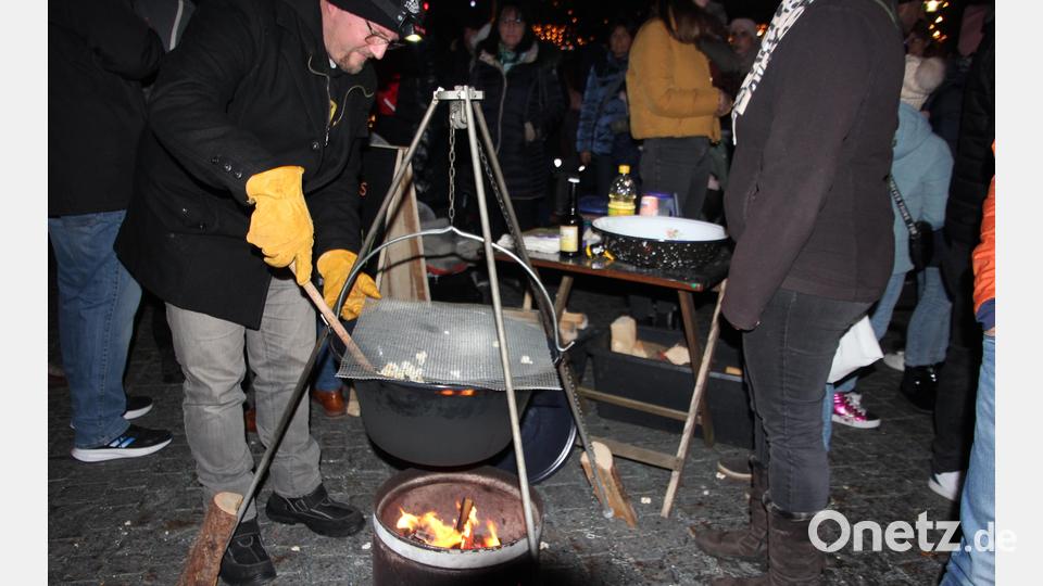 Frisches Popcorn wird am Feuerkorb zubereitet. Bild: kro