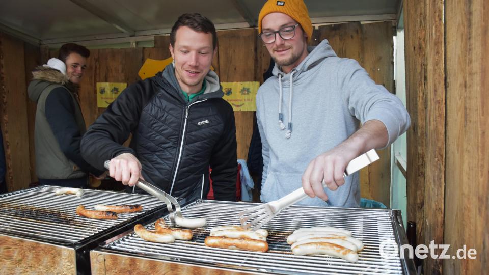 Die Bratwürste brutzelten bereits, bevor die offizielle Eröffnung über die Bühne ging. Bild: ubb