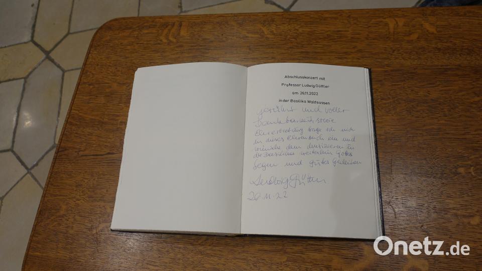 Der Eintrag von Professor Ludwig Güttler ins Goldene Buch, mit dem Bürgermeister Bernd Sommer ins Konzert gekommen war. Bild: Johannes Röttges/exb