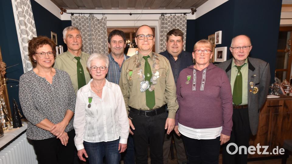 Die Vereinsmeister und neuen Regenten der Illschwanger Schützen (von links): Michaela Purrer, Vereinsmeister Luftgewehr Damen; Hans Loos, Vereinsmeister Luftgewehr Senioren; 2. Zofe Christa König, Dieter Purrer, Vereinsmeister Luftpistole Senioren; Schützenkönig Bertram Menzel; Bürgermeister Dieter Dehling; 1.Zofe Petra Dehling und Schützenmeister Werner Gleißner. Bild: no