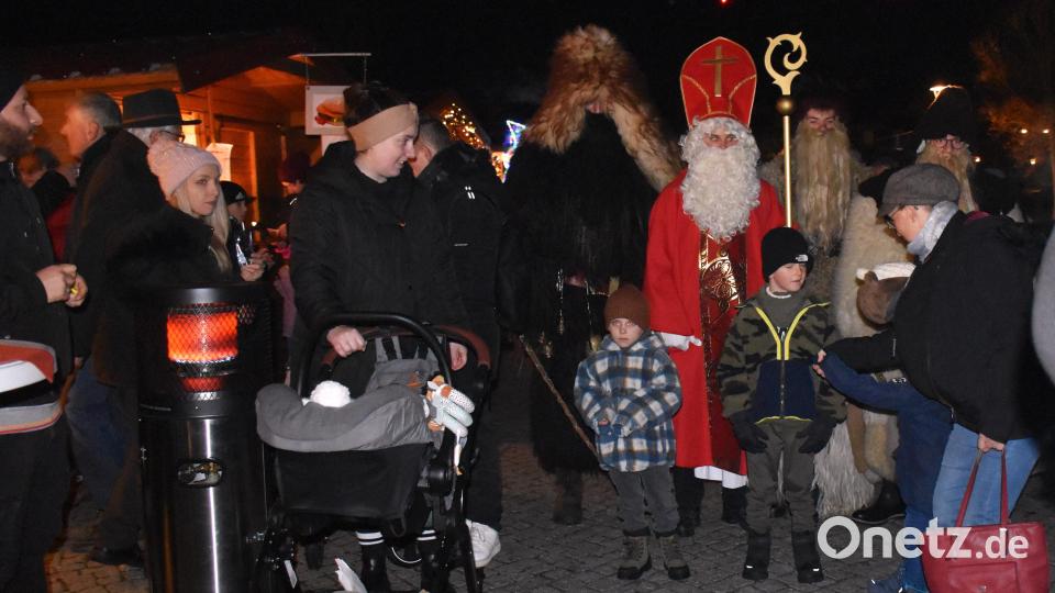 Auch der Nikolaus hatte alle Hände voll zu tun und war immer dicht umlagert. Bild: ubb