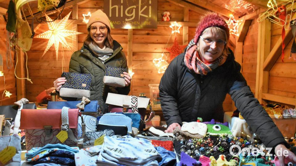 Die jungen Frauen hatten ihren Spaß in ihren Marktbuden. Bild: ubb