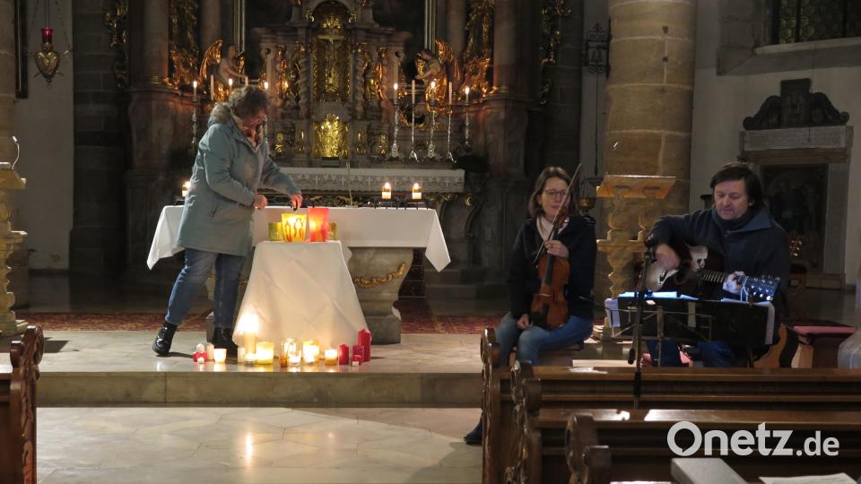 Nach jedem Impuls zündete eine Lektorin eine Kerze an. Rechts musizieren Robert Baier und Kathrin Karban-Völkl. Bild: jzk