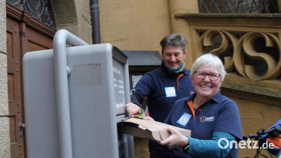 Erfreulich groß war das Unterschriftenpaket vom lokalen Bündnis Radentscheid Amberg-Sulzbach, das Sigrid Spies in den Briekasten der Stadt Amberg werfen konnte. Bild: ads