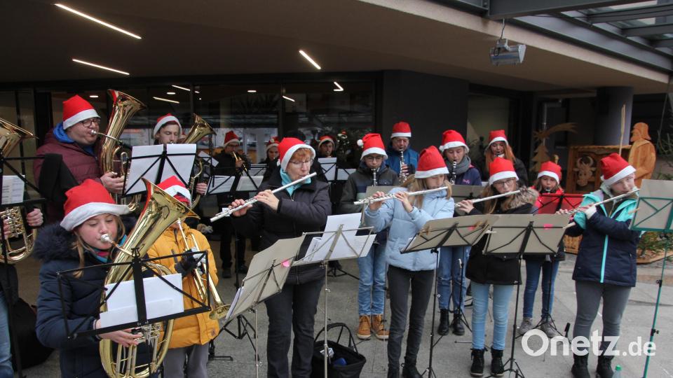 Der Musikverein Wiesau spielte rund eine Stunde lang vorweihnachtliche Weisen. Bild: kro