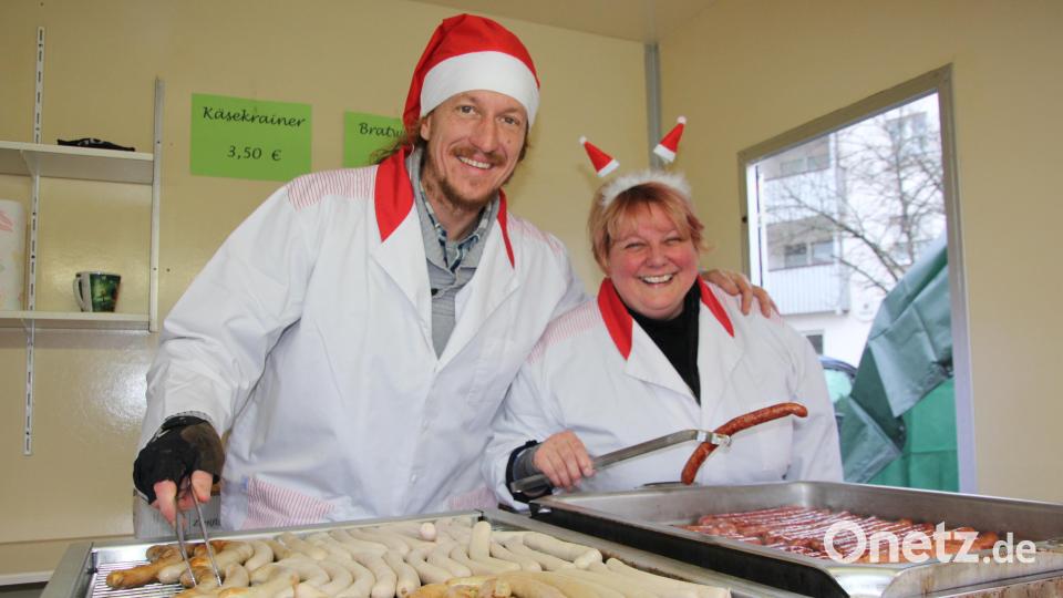 Adventlich dekoriert waren auch die Bratwurstverkäufer. Bild: kro
