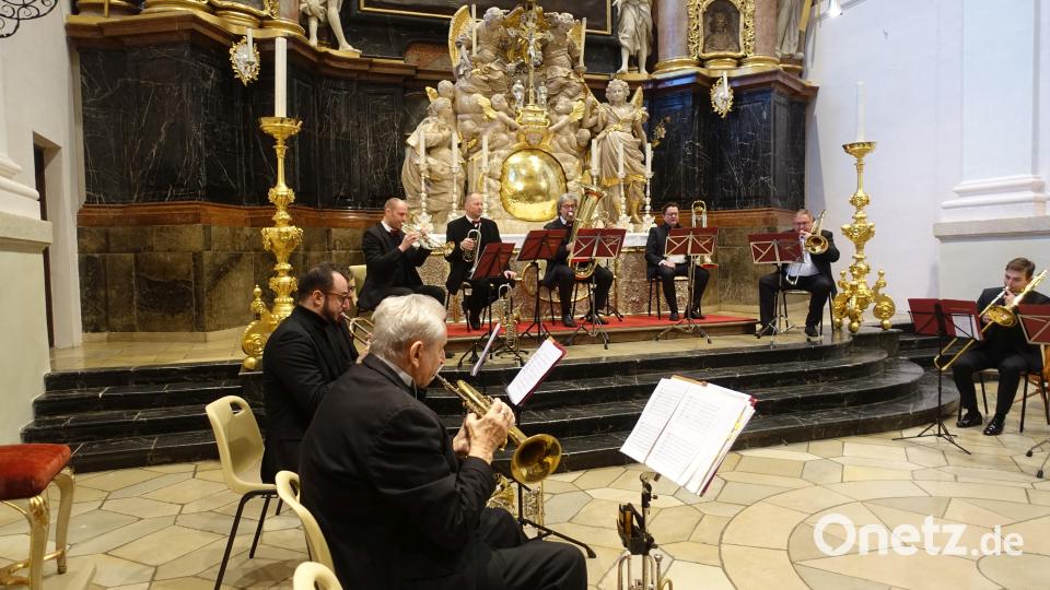 Professor Ludwig Güttler (links) zusammen mit den Mitgliedern des Ensembles vorm Hochaltar der Basilika Waldsassen. Bild: Johannes Röttges/exb