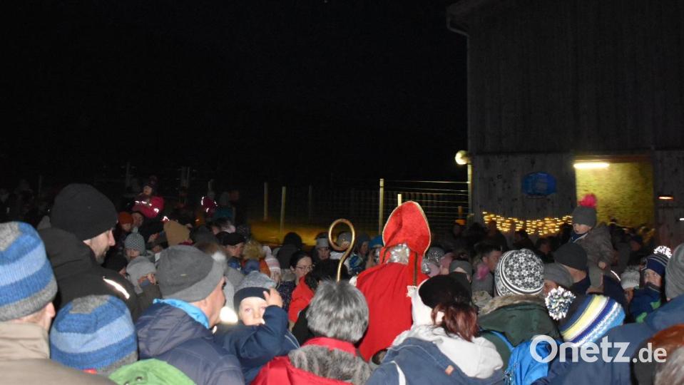 Der Nikolaus ist umringt von den vielen Besuchern. Bild: rfi