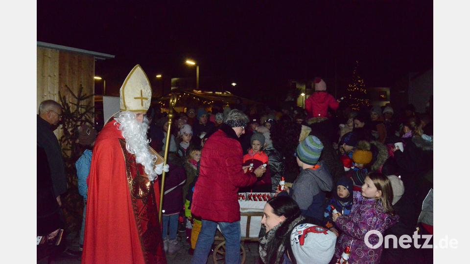 Der Nikolaus verteilte mit Unterstützung von Knecht Rupprecht und Sonja Reichold Schokoladennikoläuse an die Kinder. Bild: bey