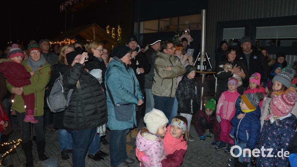 Eng ging es zu auf dem Vorplatz des Malerbetriebs Blechinger, so groß war am Freitagabend das Interesse an der Auftaktveranstaltung. Bild: jr