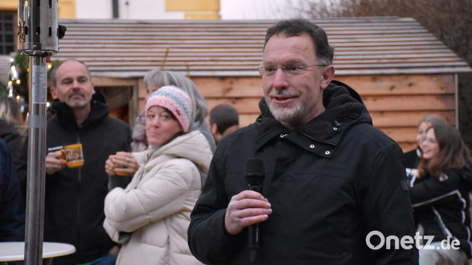 Amtsgerichtsdirektor Markus Fillinger freute sich, dass der Weihnachtsmarkt auf dem Fischhofgelände und im Amtsgerichts-Hof diesmal stattfinden darf. Bild: ubb