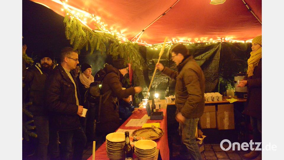 &quot;Sußes und Aufwärmendes&quot; gab es beim Weihnachtsmarkt der Vereinsgemeinschaft vor dem Landrichterschloss. Bild: bey