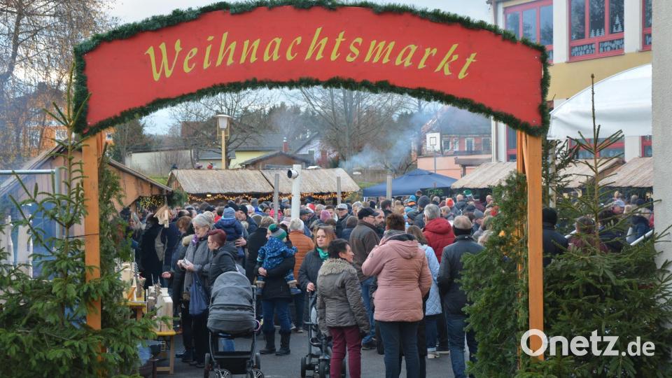 Wunderschön gestaltet, der Eingang zum 1. Pechbrunner Weihnachtsmarkt. Bild: jr