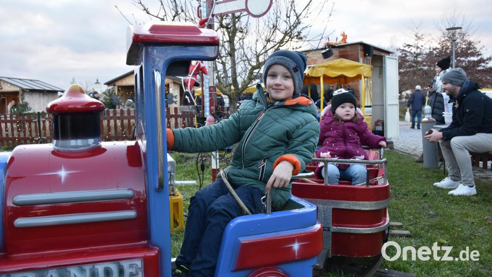 Sehr zur Freude der kleinen Besucher fuhr den ganzen Tag über der kleine Kinderzug. Bild: ubb