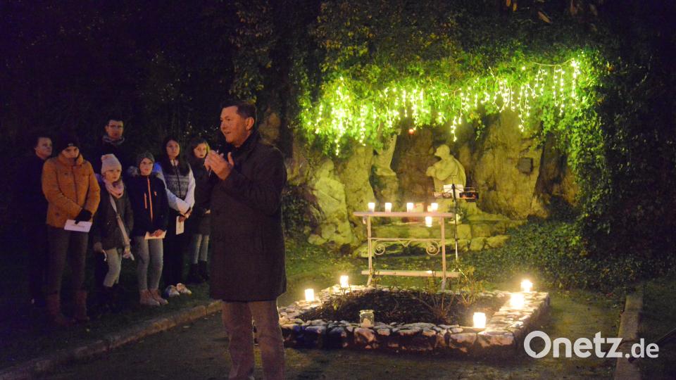 Bürgermeister Rainer Rewitzer eröffnete die Weihnachtsfenster für dieses Jahr anlässlich einer kurzen Andacht an der Ölberggrotte. Bild: bey