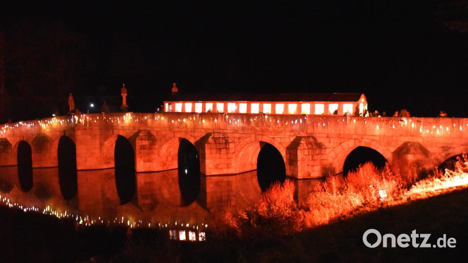 Wieder mit großem Staunen wurde die Eröffnung des Weihnachtsmarktes und damit das Einschalten des Lichterzaubers miterlebt. In diesem Jahr erstrahlt die Fischhofbrücke in einem orange-roten Lichterglanz. Bild: ubb