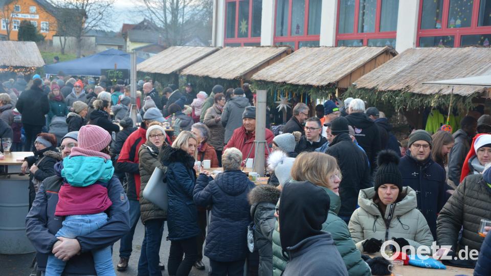 Menschenmassen bevölkern schon am Samstagnachmittag den liebevoll aufgebauten Pechbrunner Weihnachtsmarkt. Bild: jr
