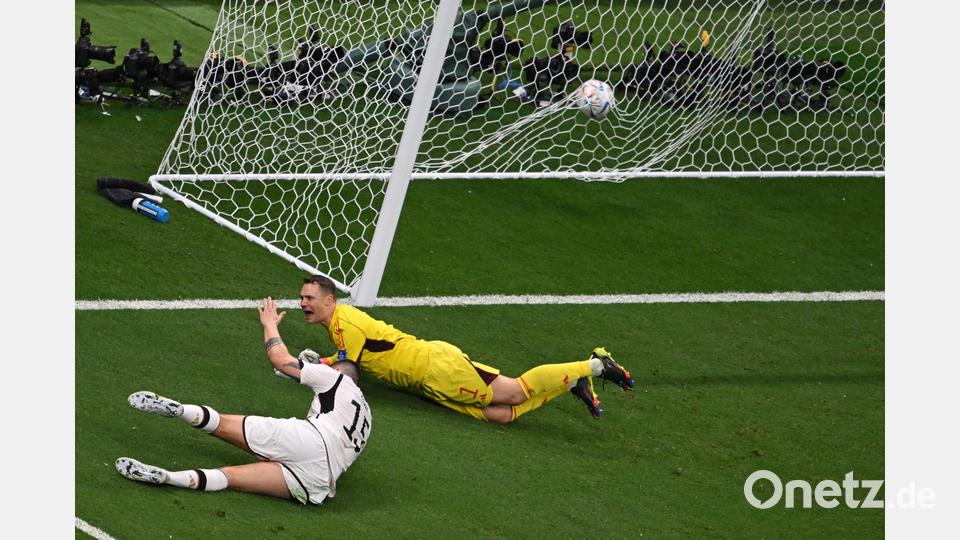 Spaniens Alvaro Morata (nicht im Bild) trifft gegen Deutschlands Niklas Süle und Deutschlands Torwart Manuel Neuer zum 1-0. Bild: Robert Michael/dpa