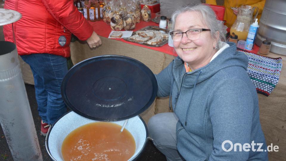 Gundula Jettke vom Pechbrunner Obst- und Gartenbauverein bot heißen Apfelsaft an. Bild: jr