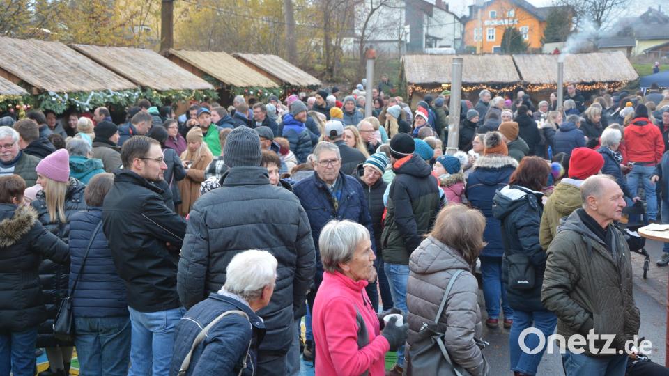 Menschenmassen bevölkern schon am Samstagnachmittag den liebevoll aufgebauten Pechbrunner Weihnachtsmarkt. Bild: jr
