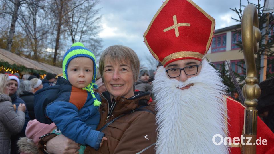 Sankt Nikolaus besuchte den Weihnachtsmarkt und hatte Süßes für die kleinen Gäste dabei. Bild: jr