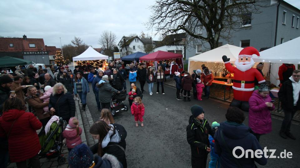 Aus Nah und Fern strömen die Besucher auf den Schwarzenbacher Dorfplatz. Bild: bjp