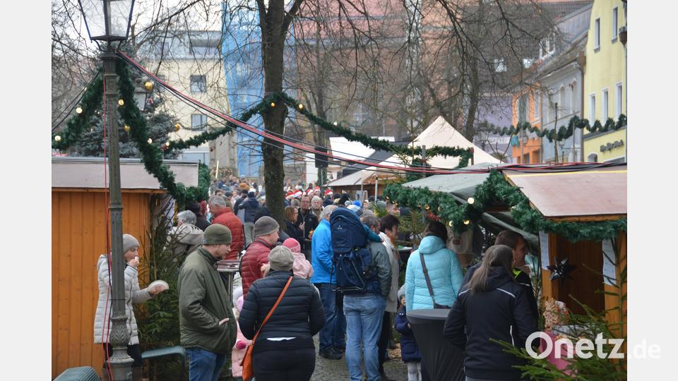 Es war ein Adventsmarkt voller Höhepunkte mit Besuchern, die sich abends nur so durch die Budenstadt drängeln. Bild: dob