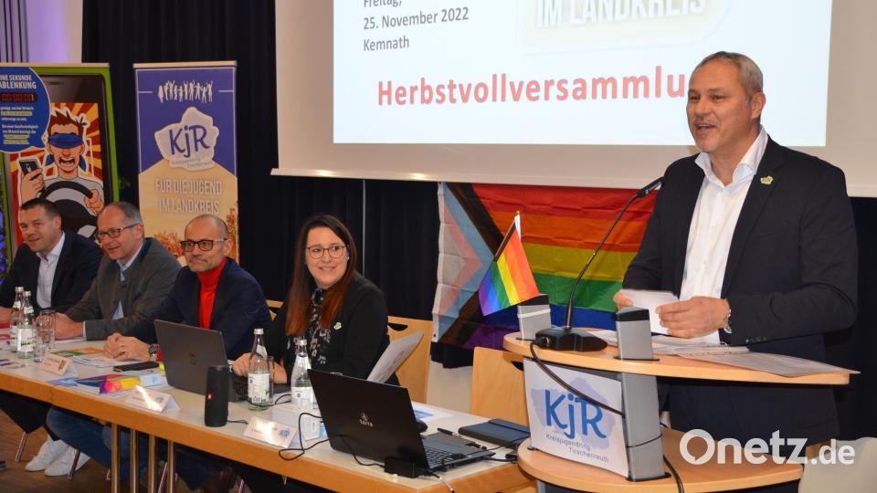 Kreisjugendring-Vorsitzender Jürgen Preisinger (rechts) warb für die Suche nach einem Nachfolger, da er sein Amt im kommenden Jahr satzungsgemäß abgeben werde. Mit im Bild (von rechts) Geschäftsführerin Sandra Schug, Stellvertretender Landrat Dr. Alfred Scheidler, Kemnaths Bürgermeister Roman Schäffler und Stellvertretender Vorsitzender Andreas Malzer. Bild: ak