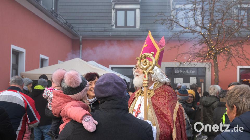 Am Nachmittag des ersten Advents schaute der Nikolaus vorbei. Er hatte Schokoladenfiguren für die Kinder mitgebracht. Bild: Susanne Forster