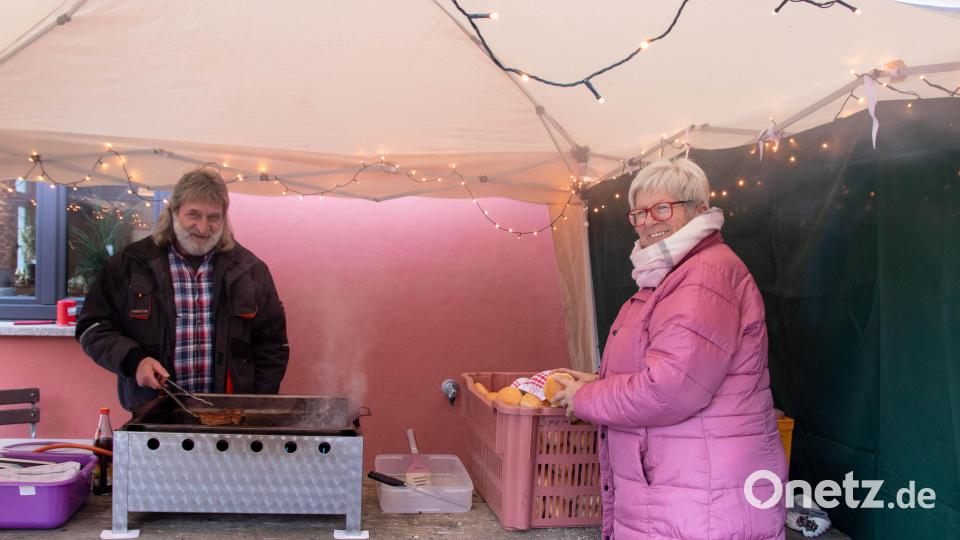 Diese Standbetreiber bereiten Gegrilltes zu. Bild: Susanne Forster