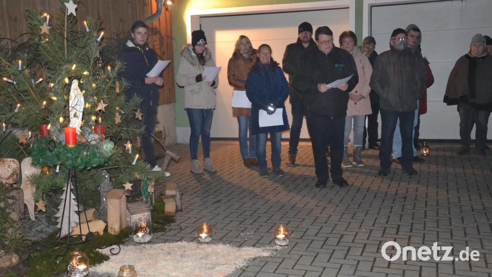 Das erste Adventfenster der Pfarrei Moosbach wurde am Sonntagabend in der Ortschaft Ragenwies geöffnet. Bild: gi