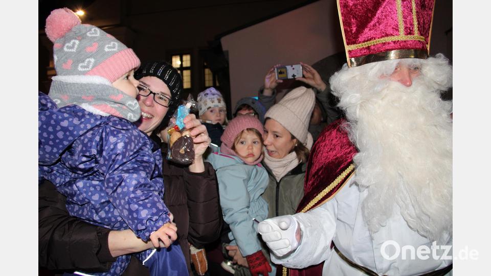 Ein Besuchermagnet war nach zweijähriger Zwangspause der Weihnachtsmarkt der Musikschule. Der Platz vor dem Lobkowitz-Schloss platzte aus allen Nähten. Vor allem die Kinder erwartete ein abwechslungsreiches Programm. Als Höhepunkt besuchten St. Nikolaus, das Christkind, kleine Engel und Zwerge die KInder. Bild: prh