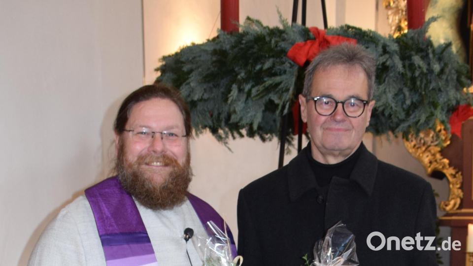 Diakon Bernd Deyerl dankte Chorleiter Siegfried Knahn für seinen Jahrzehnte langen Dienst Bild: wku