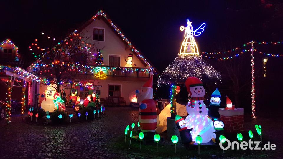 Das Erbendorfer Weihnachtswunderland der Familie Biederman leuchtet täglich von 17 bis 21 Uhr. Bild: ban