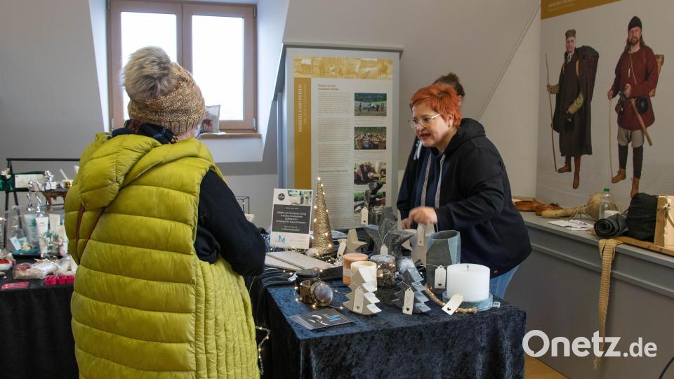 Die Standbetreiber hatten beim Adventsmarkt bestimmt in Bärnau keine kalten Füße. Bild: Susanne Forster