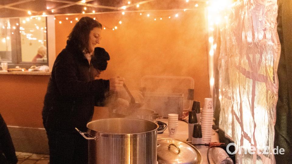 Ilona Hunsperger vom Geschichtspark Bärnau-Tachov schenkt Heißgetränke aus. Bild: Susanne Forster