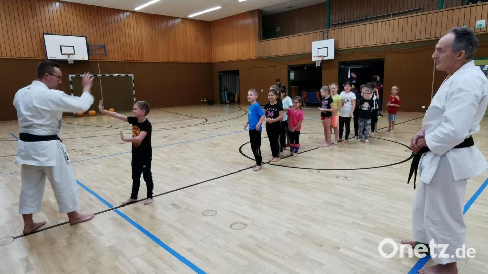 Mit deutlicher Körpersprache und einem lautem Nein signalisieren die Kinder gegenüber Marcel Bieber ihre Abneigung. Bild: gz