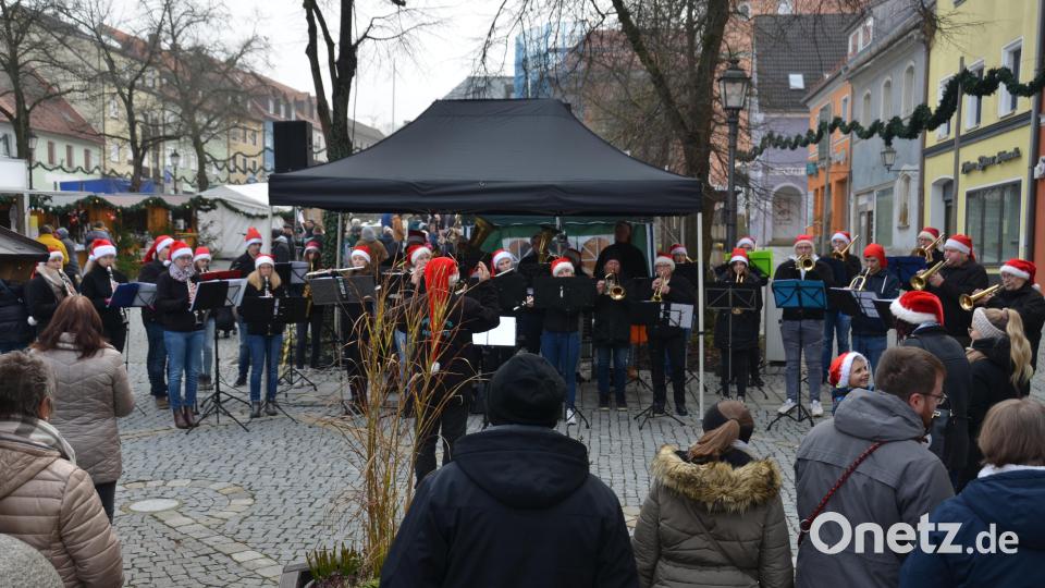 Den ganzen Tag über spielen verschiedenen Musikgruppen adventliche Klänge. Bild: dob
