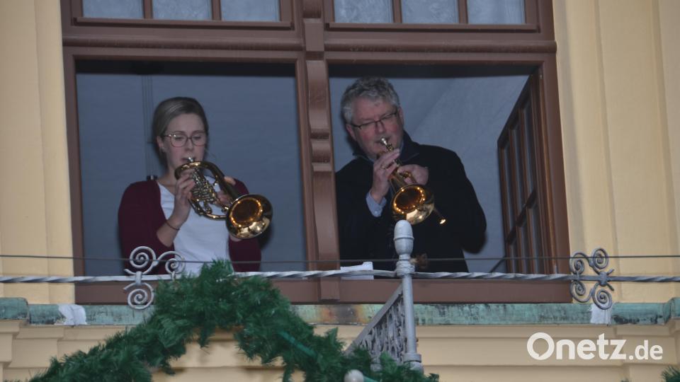 Laura Bayer aus Roggenstein und Johannes Gruber aus Altenstadt/WN eröffnen vom Rathausfenster aus musikalisch den Adventsmarkt. Bild: dob