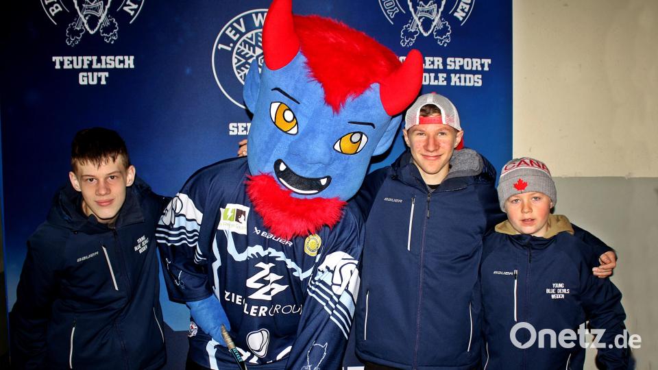 Das Maskottchen „Deiferl“ lässt sich gern mit den Kindern und Jugendlichen ablichten. Bild: R. Kreuzer