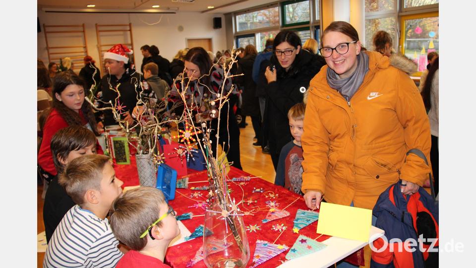 Die Aula der St. Felix Schule platzte beim Adventsbasar aus allen Nähten. Die Schüler hatten schöne Advents- und Weihnachtsartikel und andere nützliche und interessante Sachen gebastelt und verkauften diese zu günstigen Preisen. Bild: prh