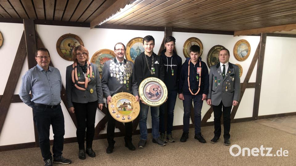 Die neue Regentschaft in der Schützen - und Jugendklasse mit Schützenmeister Hans Roth (rechts) Bild: rrd
