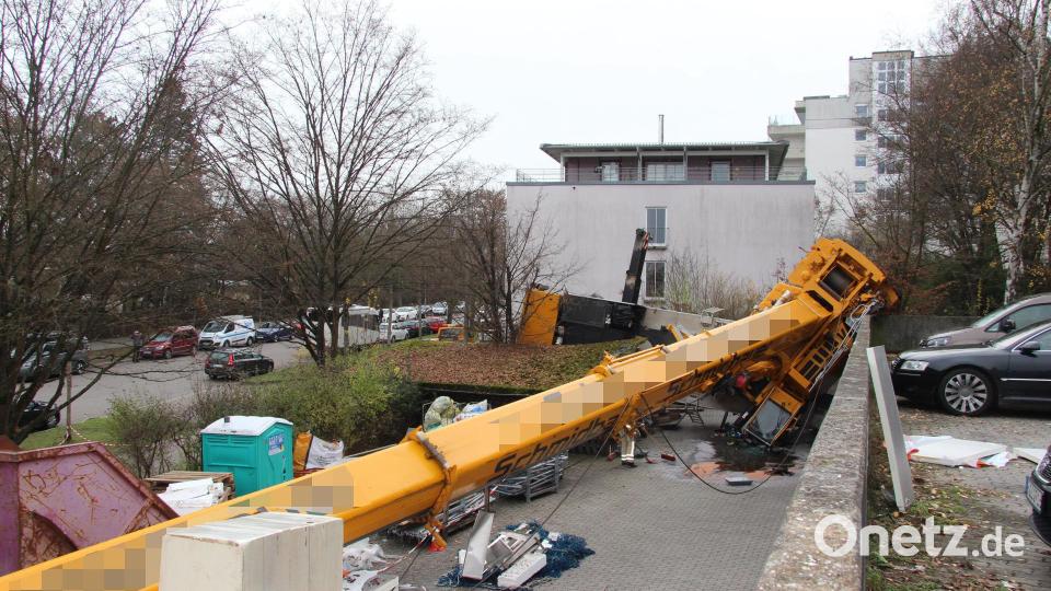 In der Klenzestraße in Regensburg ist am Montag ein etwa 60 Tonnen schwerer Autokran umgekippt. Bild: Dominic Casdorf