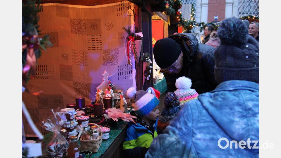 Ein Besuchermagnet war nach zweijähriger Zwangspause der Weihnachtsmarkt der Musikschule. Der Platz vor dem Lobkowitz-Schloss platzte aus allen Nähten. Vor allem die Kinder erwartete ein abwechslungsreiches Programm. Als Höhepunkt besuchten St. Nikolaus, das Christkind, kleine Engel und Zwerge die KInder. Bild: prh
