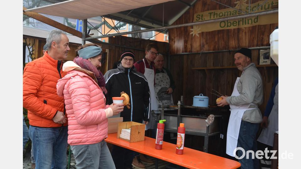 Die St. Thomas-Schützen aus Oberlind haben ihren Ofen auf Hochtouren laufen und brutzeln die ersten Bratwürste. Bild: dob