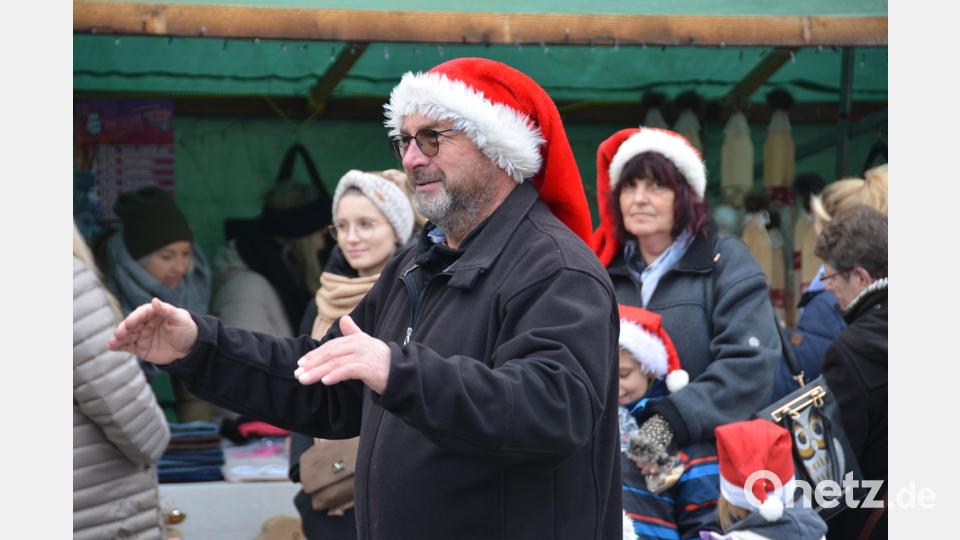 Kapellmeister Josef Wolfrath trat mit der Jugendkapelle Roggenstein mit roten Zipfelmützen auf. Bild: dob