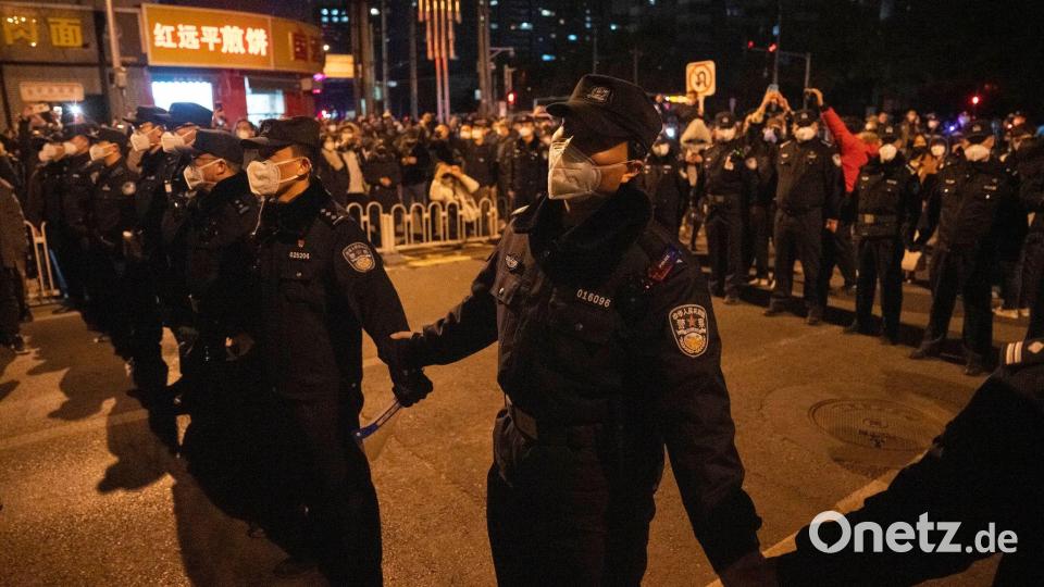 In China hat die strenge Corona-Politik am Wochenende zu den größten Protesten seit Jahrzehnten geführt. In der Hauptstadt Peking und anderen Millionenstädten gingen Demonstranten zu Hunderten auf die Straßen. Bild: Ng Han Guan/AP/dpa